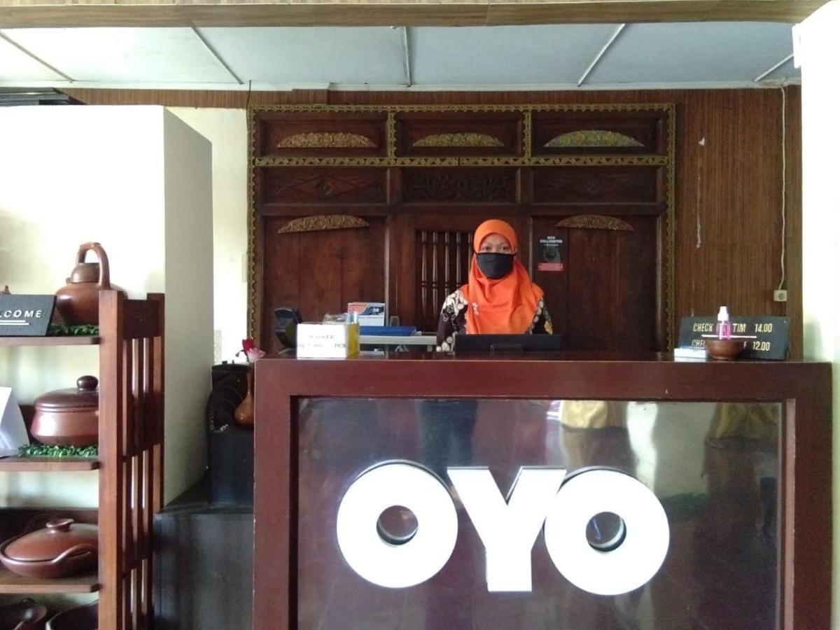 OYO 585 Hotel Perwita Sari Yogyakarta Exterior foto